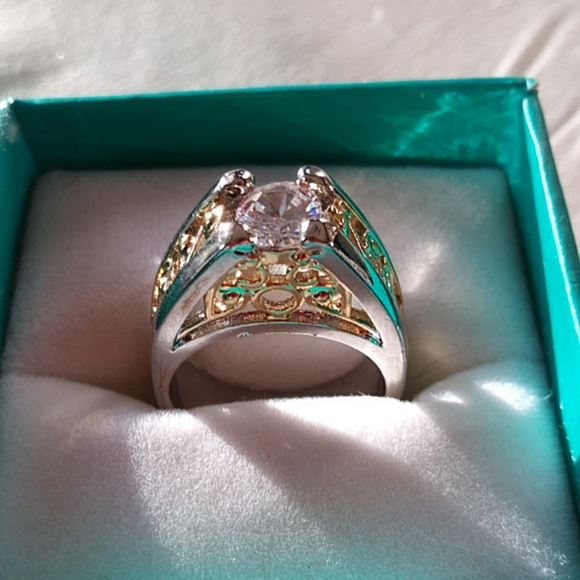 NWOT 18K GOLD FILLED WHITE TOPAZ RING SIZE 7 - Picture 2 of 8